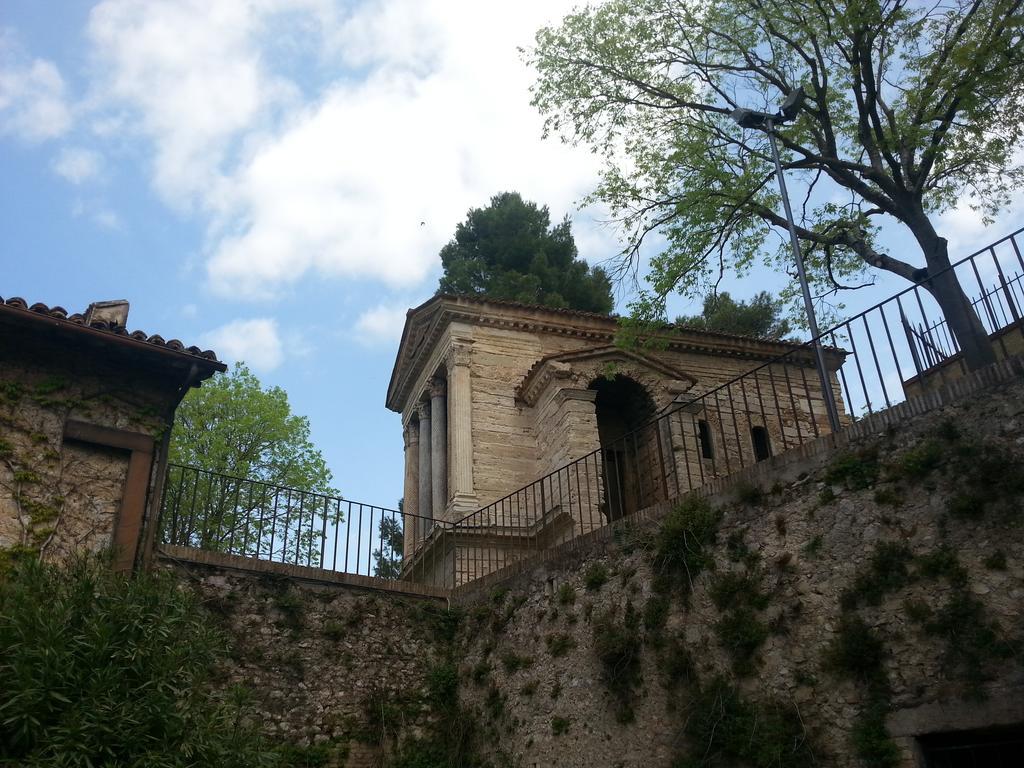 Отель Pieve Sant'Angelo Кампелло-суль-Клитунно Экстерьер фото